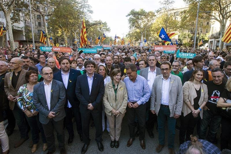 El presidente de la Generalitat, Carles Puigdemont, en la manifestación convocada por la Mesa por la Democracia