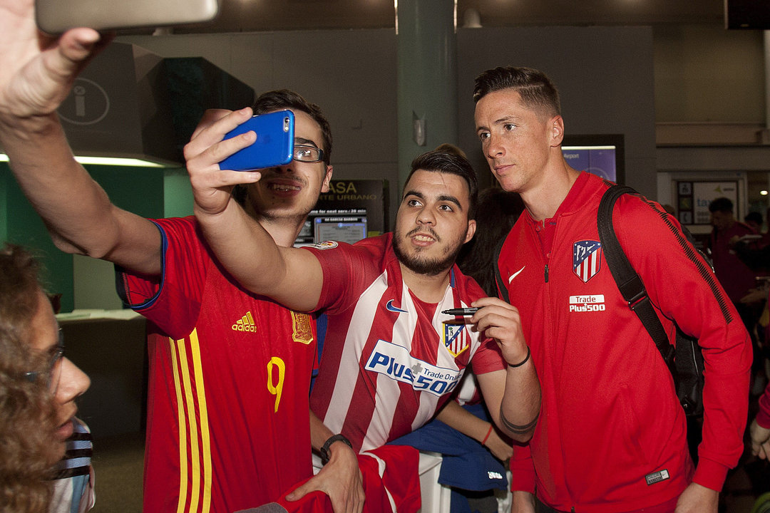 Por la tarde, la expedición del Atlético, con Fernando Torres, aterrizó en Peinador.