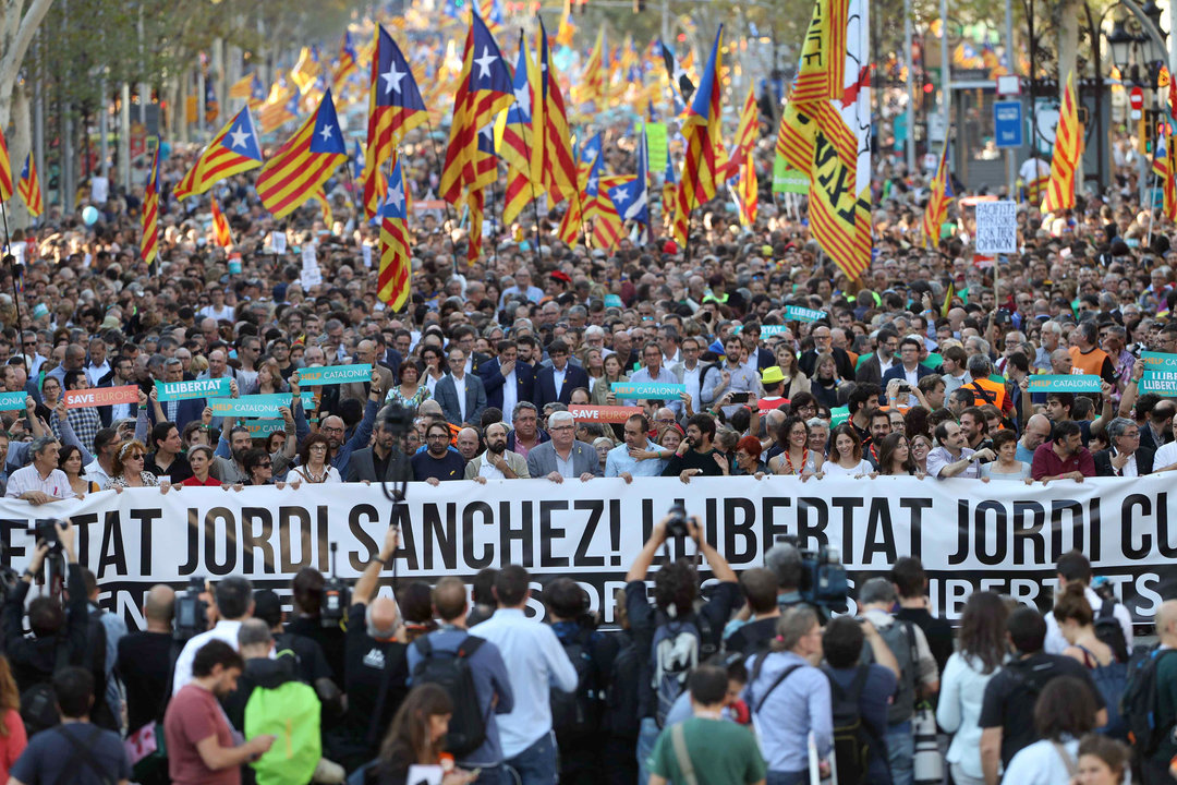 Vista de la manifestación convocada por la Mesa por la Democracia para pedir la libertad de Jordi Sànchez y Jordi Cuixart.