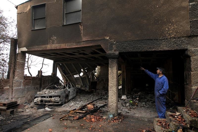 En la imagen, José Álvarez muestra los desperfectos en la planchada de su casa calcinada en el incendio de Moces (Melón)