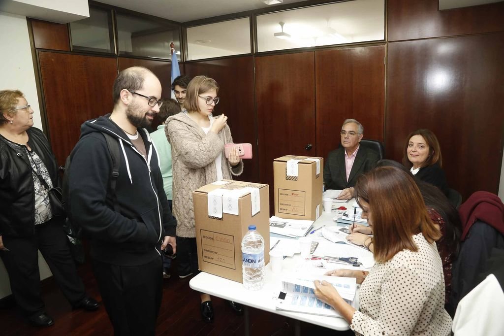 Un momento de las votaciones ayer, lunes, en el Consulado de Argentina en Vigo.