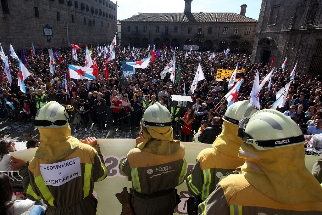 Brigadistas de la empresa pública de extinción de incendios Seaga, durante la manifestación en la Praza da Quintana.