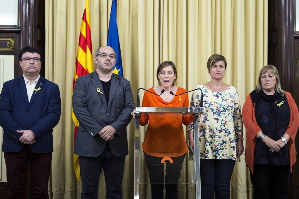 Carme Forcadel y los miembros de la Mesa del Parlament: J.J. Nuet, Lluis Guin, Anna Simó y Ramona Barrufet.