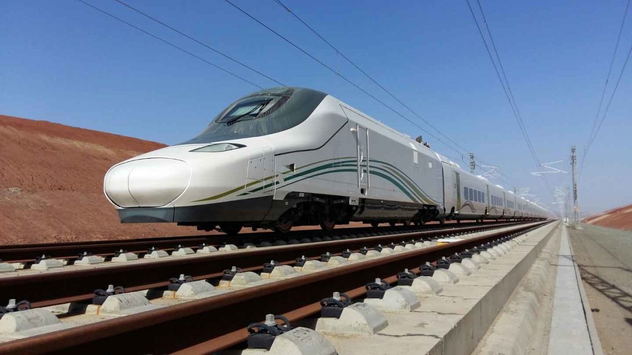 Imagen de un tren en pruebas en la línea entre La Meca y Medina.