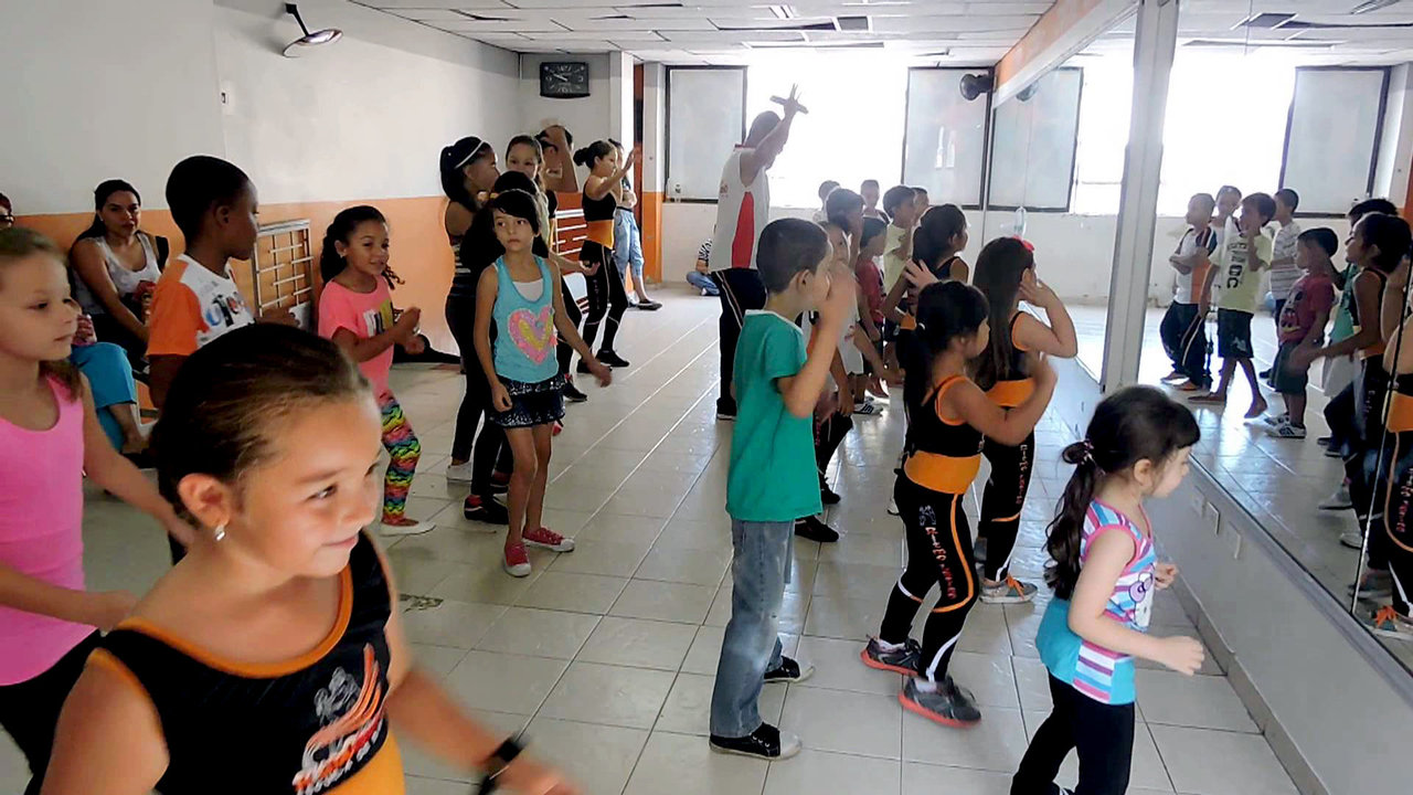 Un grupo de escolares disfruta en un aula con las clases de baile.