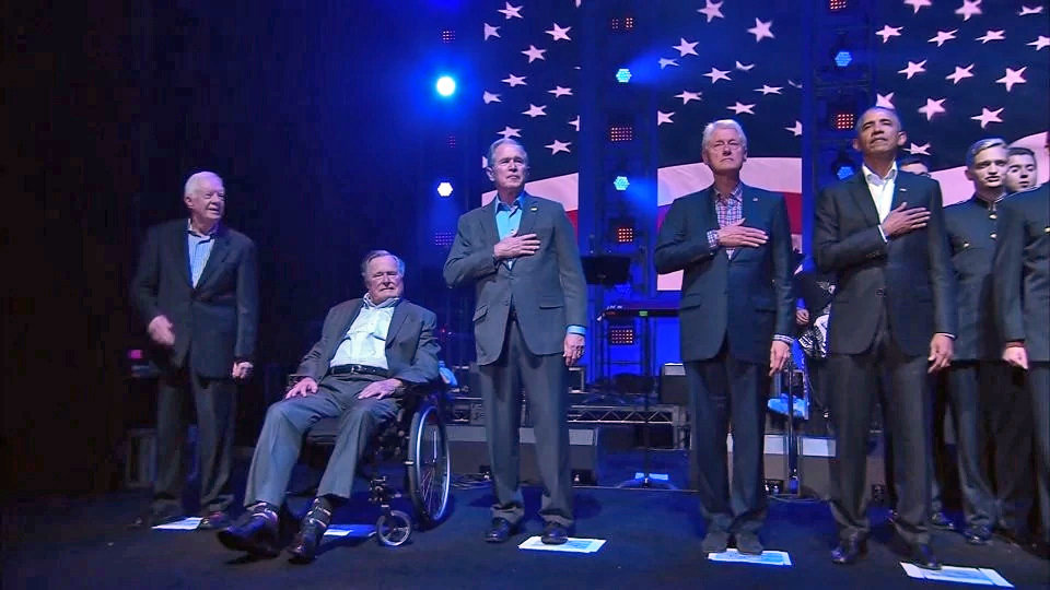 Jimmy Carter, George H. W. Bush, su hijo George W. Bush, Bill Clinton y Barack Obama, en el acto.