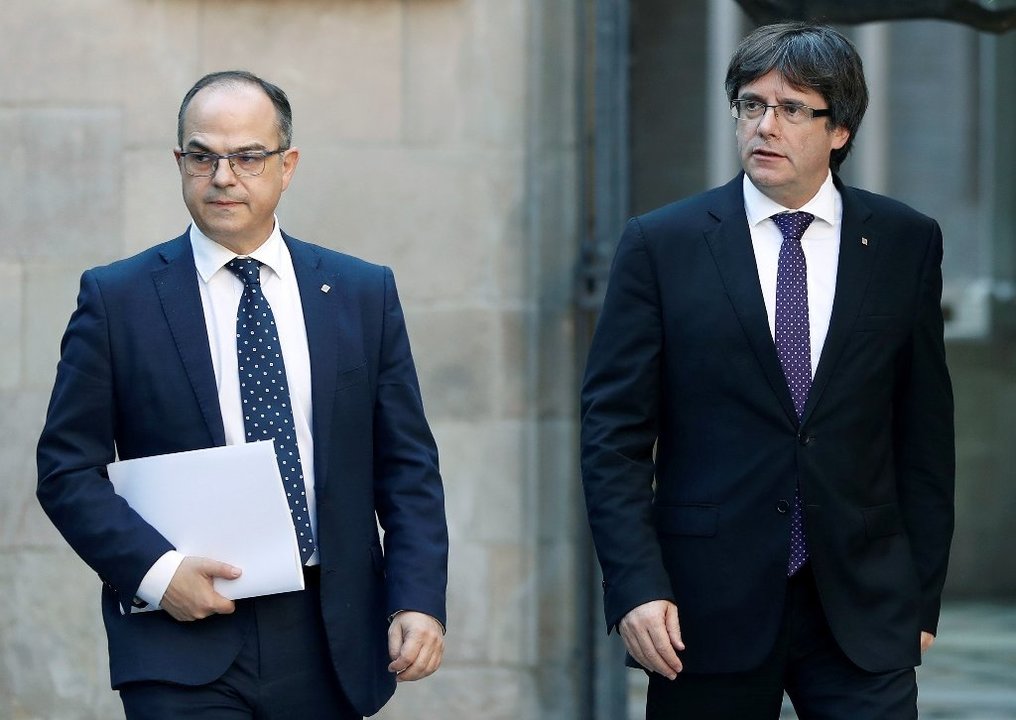 El conseller de Presidencia y portavoz del Govern, Jordi Turull, con el presidente de la Generalitat, Carles Puigdemont.