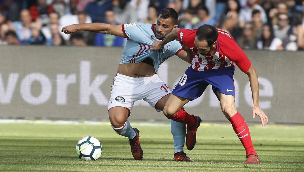 Jonny Castro y Juanfran pugnan por un balón durante el partido de ayer entre Celta y Atlético en Balaídos.