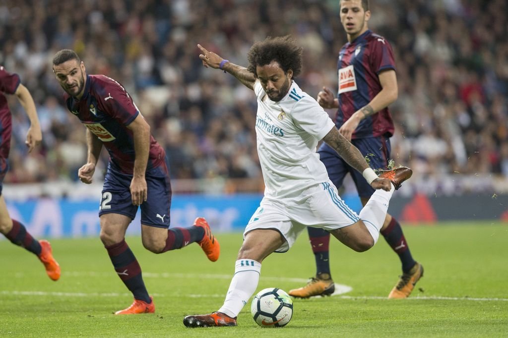 Marcelo se dispone a rematar a portería para firmar el tercer gol del Real Madrid contra el Eibar.