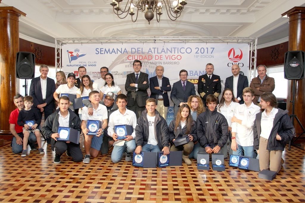 Fotografía de familia con los ganadores en el Náutico de Vigo.