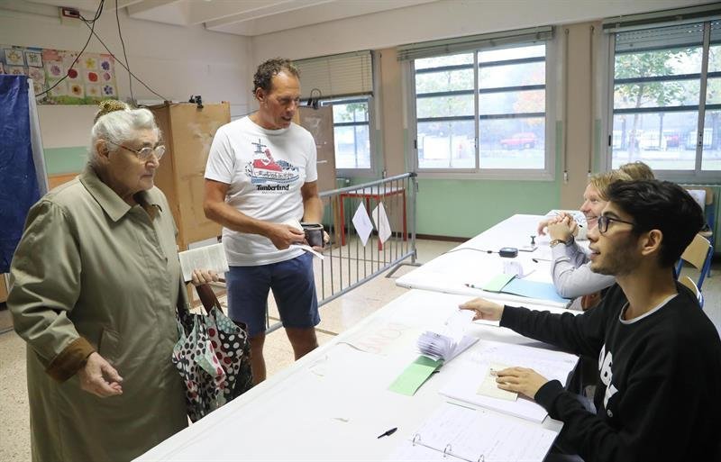 Las personas llegan a emitir su voto en una mesa de votación durante la votación del Referéndum sobre la Autonomía de las Regiones de Lombardía y Véneto