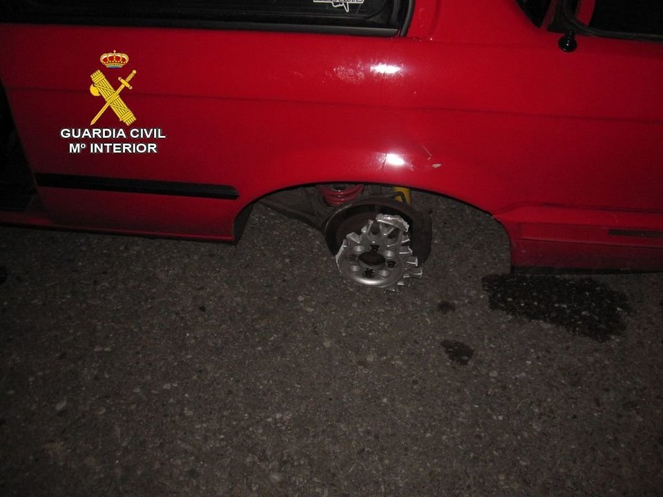 Imagen del vehículo que perdió una rueda en la fuga temeraria de la Guardia Civil.