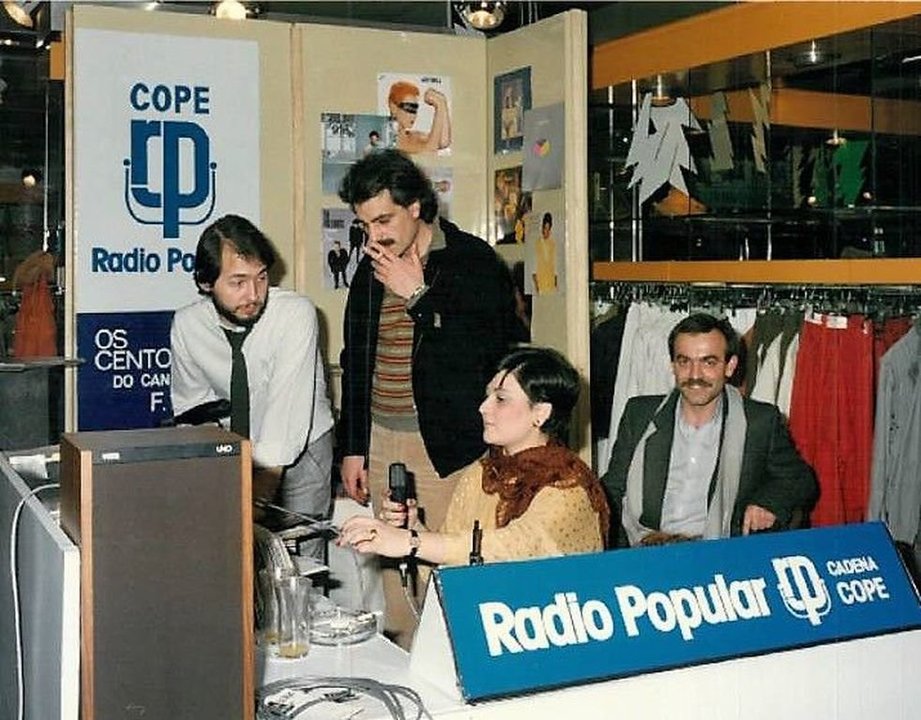 Rosa María Tébar, al micrófono de la Cope en Vigo.