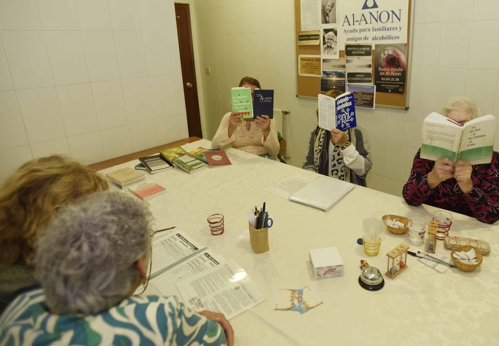 Mujeres del grupo de familiares de Al-Anon en locales parroquiales de la iglesia de El Carmen.