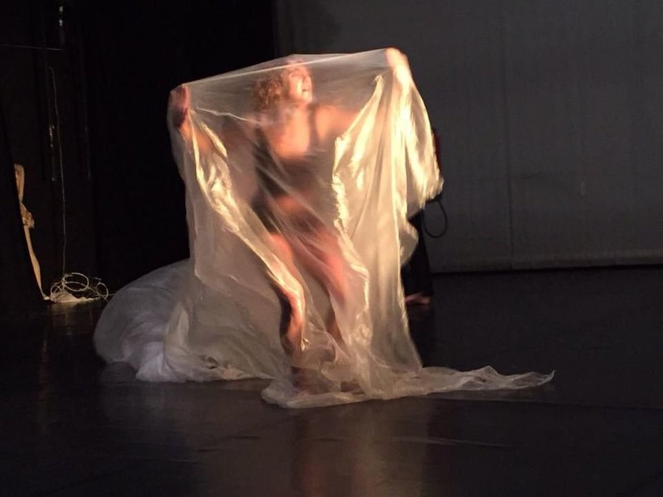 Clara Ferrao, en una de sus interpretaciones de danza contemporánea.