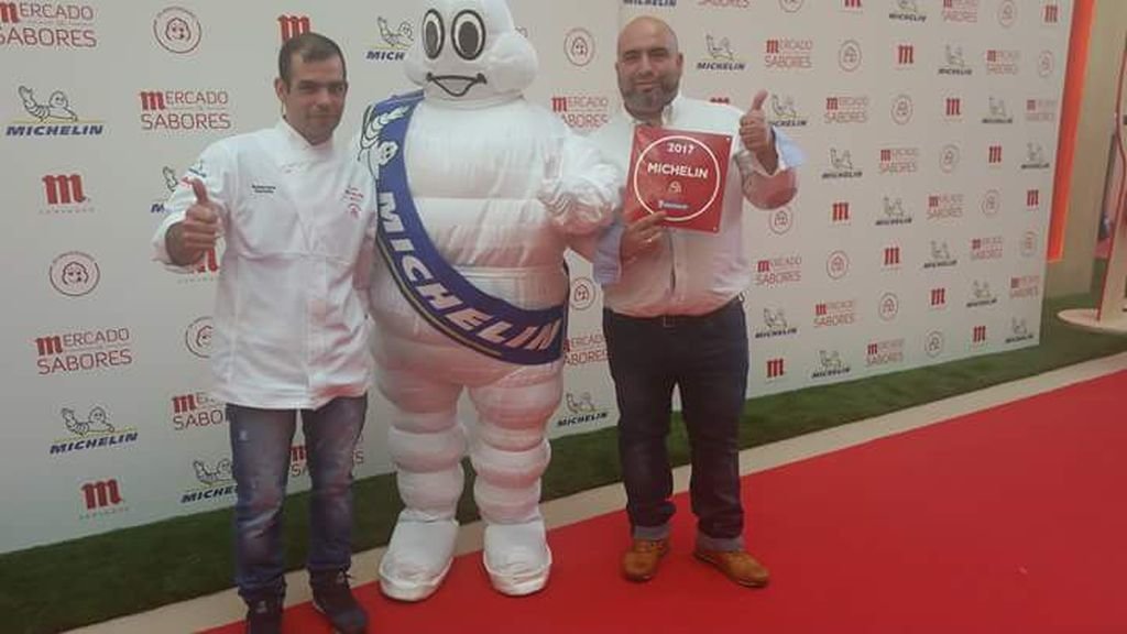 Responsables del restaurante guardés, con la imagen icónica de Michelin.