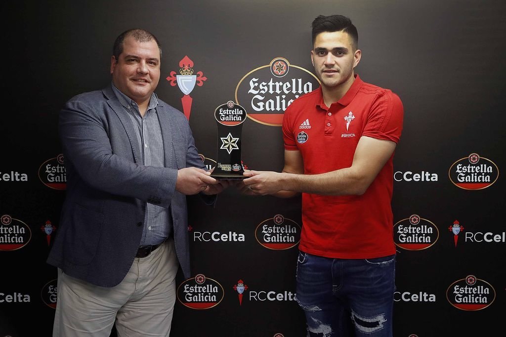 José Redondo, delegado de Hijos de Rivera en Vigo, entrega a Maxi el premio al Jugador Estrella Galicia.