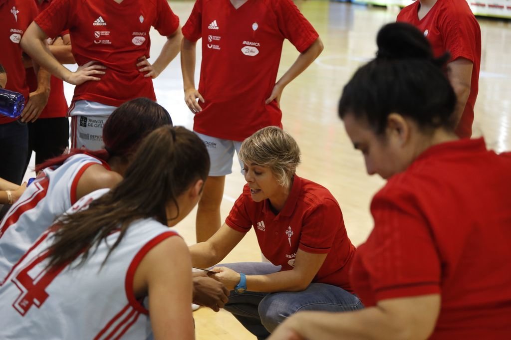Cristina Cantero da instrucciones a sus jugadoras durante el partido del sábado contra León.