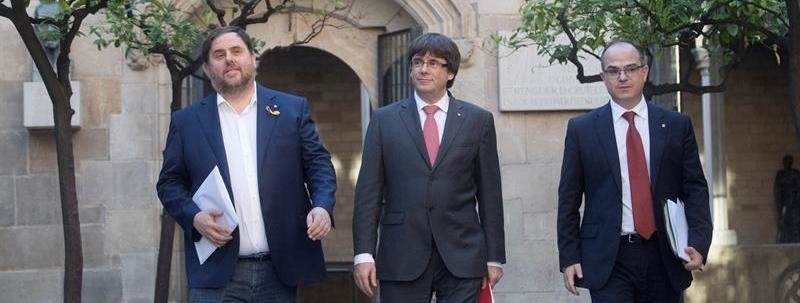 El presidente de la Generalitat, Carles Puigdemont, el vicepresidente, Oriol Junqueras (i), y el conseller de Presidencia, Jordi Turull (d)