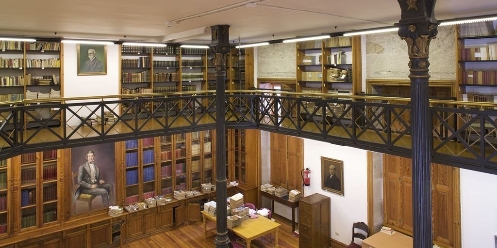 La biblioteca de Artes e Oficios está declarada de Interés Histórico por la Xunta de Galicia.