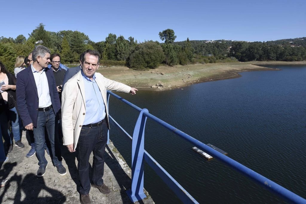 La presa de Zamáns, al igual que la de Eiras, está a un 45% de su capacidad. Ayer, el alcalde visitó las instalaciones para comprobar el nivel del agua.