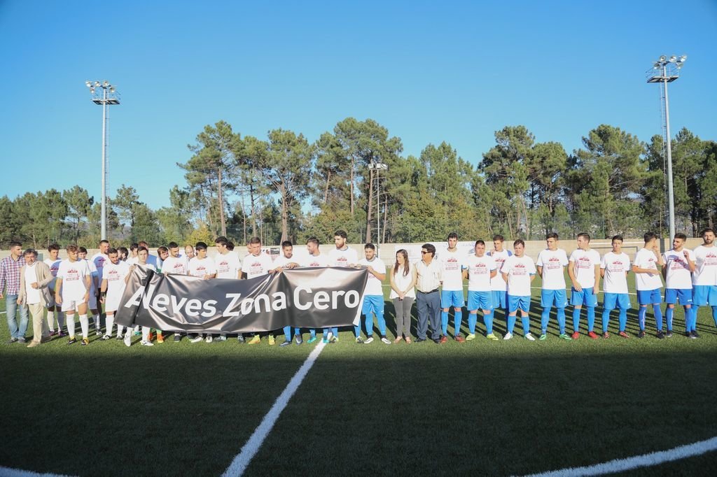 Los clubes de fútbol de Arbo y de As Neves desplegaron el cartel solidario antes del inicio del partido.