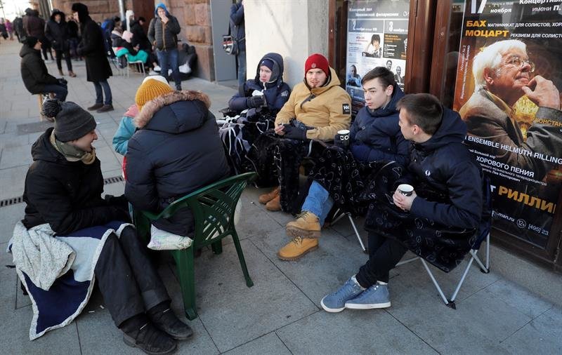 Varias personas hacen cola junto a una Apple Store en Moscú, Rusia