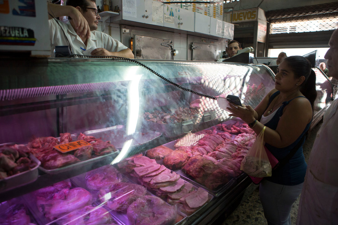 Expositor de productos cárnicos en un puesto de un mercado popular de Caracas.