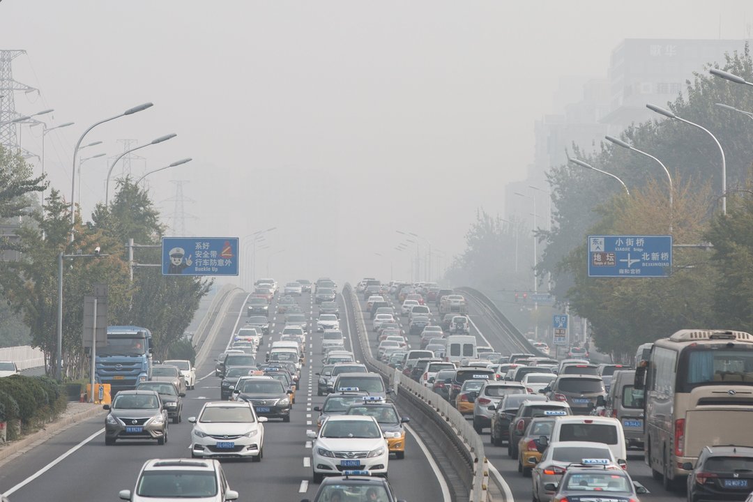 Imagen de una autopista china, con un alto nivel de contaminación ambiental.