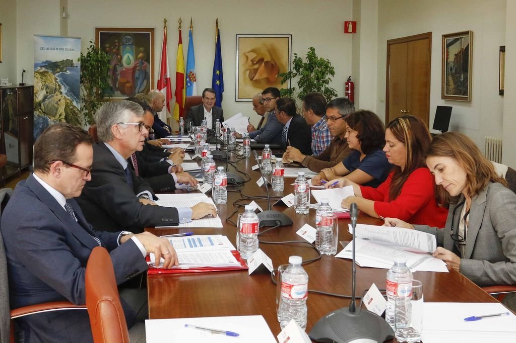 El Consello Económico Social de Vigo, ayer reunido con representantes políticos y agentes sociales.