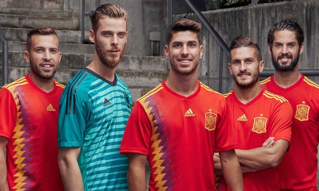 Jordi Alba, David De Gea, Marco Asensio, Koke Resurrección e Isco Alarcón, con la camiseta que España llevará en el Mundial de Rusia.