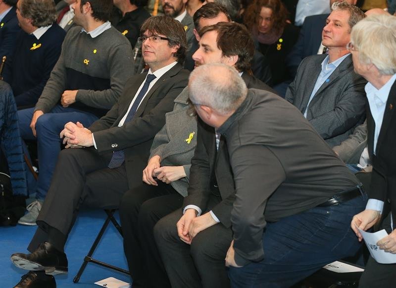 El expresidente de la Generalitat catalana Carles Puigdemont acude al acto que 200 alcaldes independentistas celebran en Bruselas, Bélgica, el 7 de noviembre del 2017, para apoyar al cesado Gobierno catalán