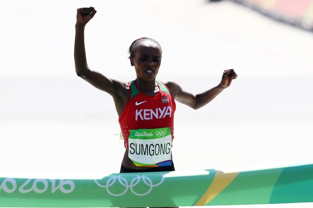 Sumgong alcanza la línea de llegada en el maratón de Río 2016.