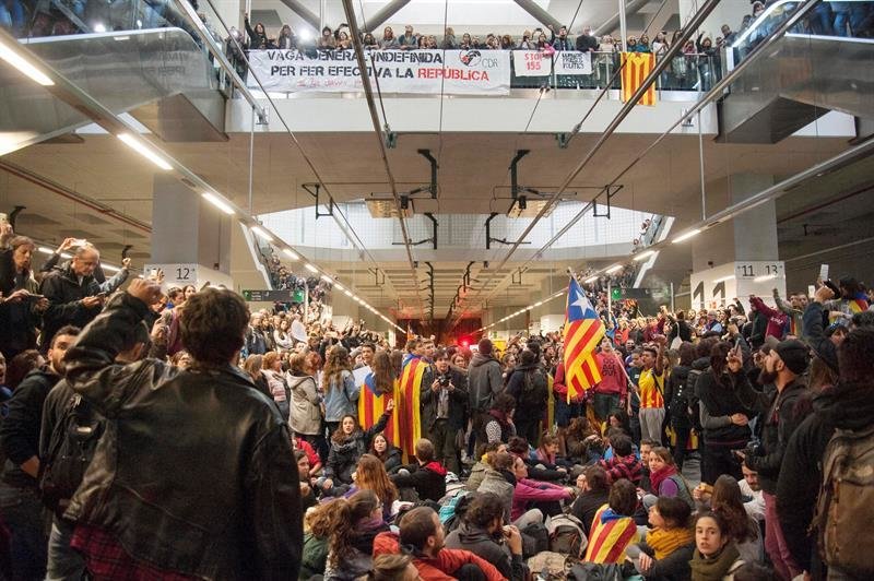 Varios miles de personas se congregan en la estación de Girona y cortan las vías del tren de alta velocidad (AVE)