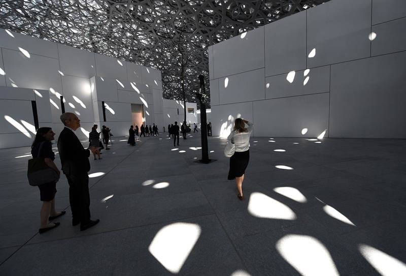 La luz del sol se filtra a través de una estructura durante la presentación oficial del museo Louvre de Abu Dabi