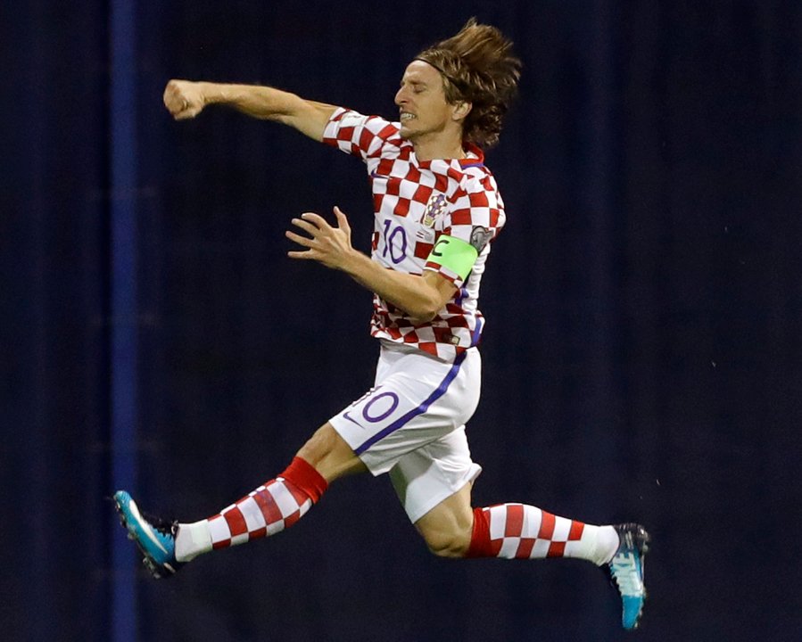 Luka Modric, capitán croata, celebra el primer tanto de anoche.