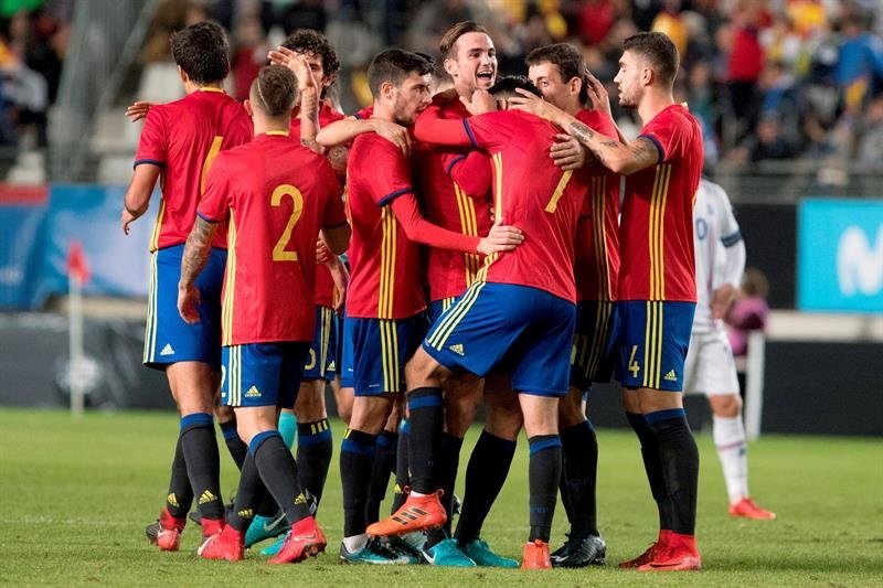 El jugador de la selección española de fútbol sub-21, Fabián Ruiz (3d) celebra el primer gol que ha marcado a la selección islandesa
