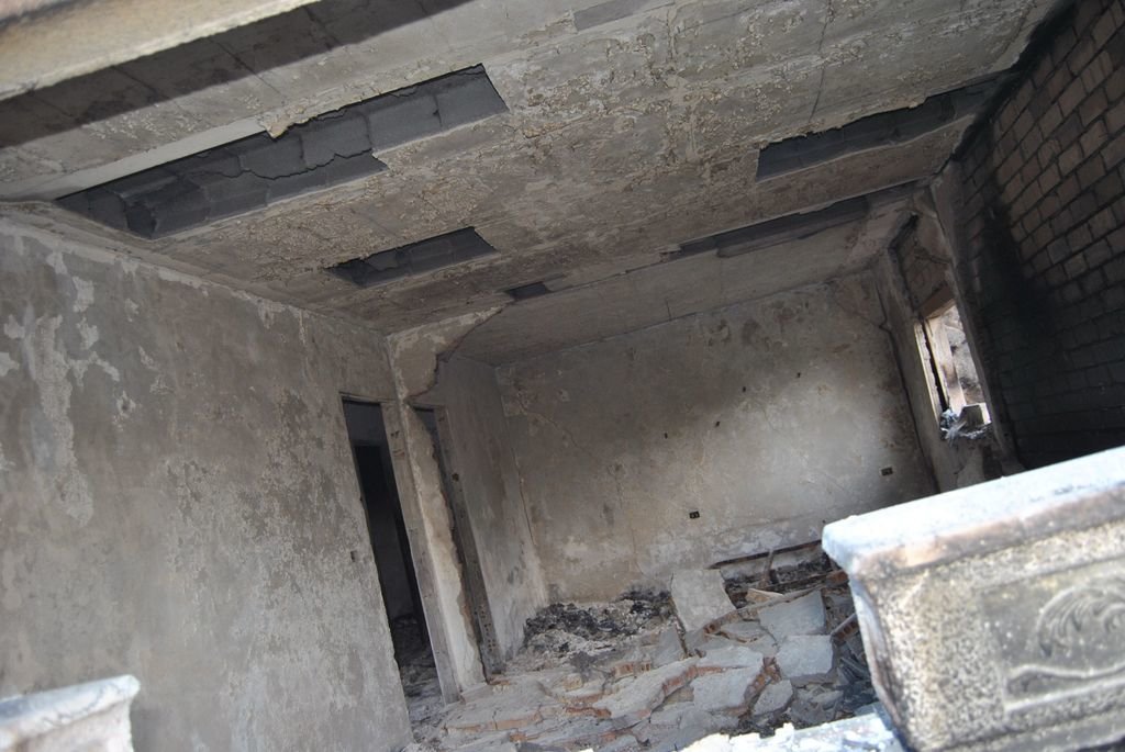 Estado ruinoso de una de las viviendas afectadas por el fuego en la parroquia de Camos.
