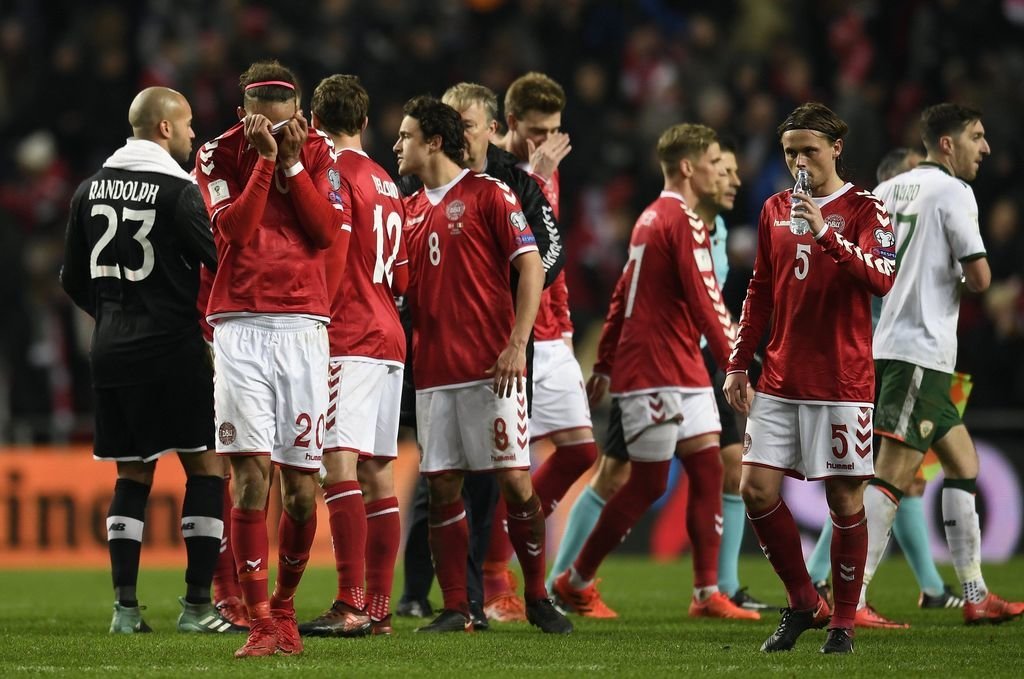 Los jugadores daneses lamentan su incapacidad goleadora de anoche.