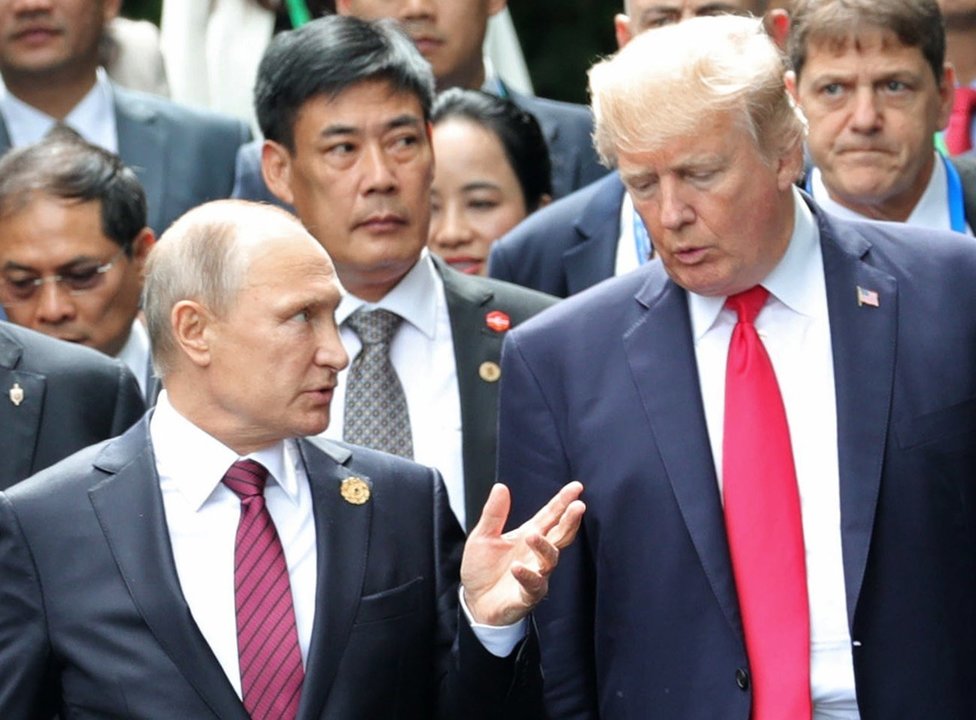 Putin y Trump, conversando en el encuentro de la APEC, en Danang.