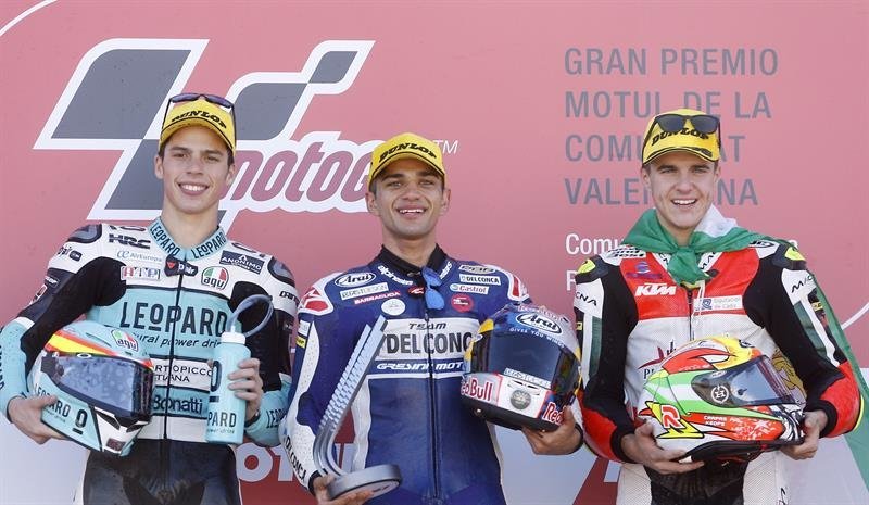El español Jorge Martín (c) (Honda), primero, Joan Mir (i) (Leopard Racing), segundo, y Marcos Ramírez (d) (KTM), tercero en el podio