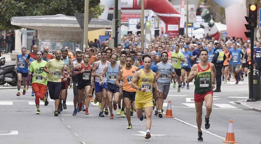 Más de medio millar de personas participaron ayer por las calles del centro de Vigo en las distintas modalidades de la  carrera solidaria &#34;Érguete e corre&#34;.