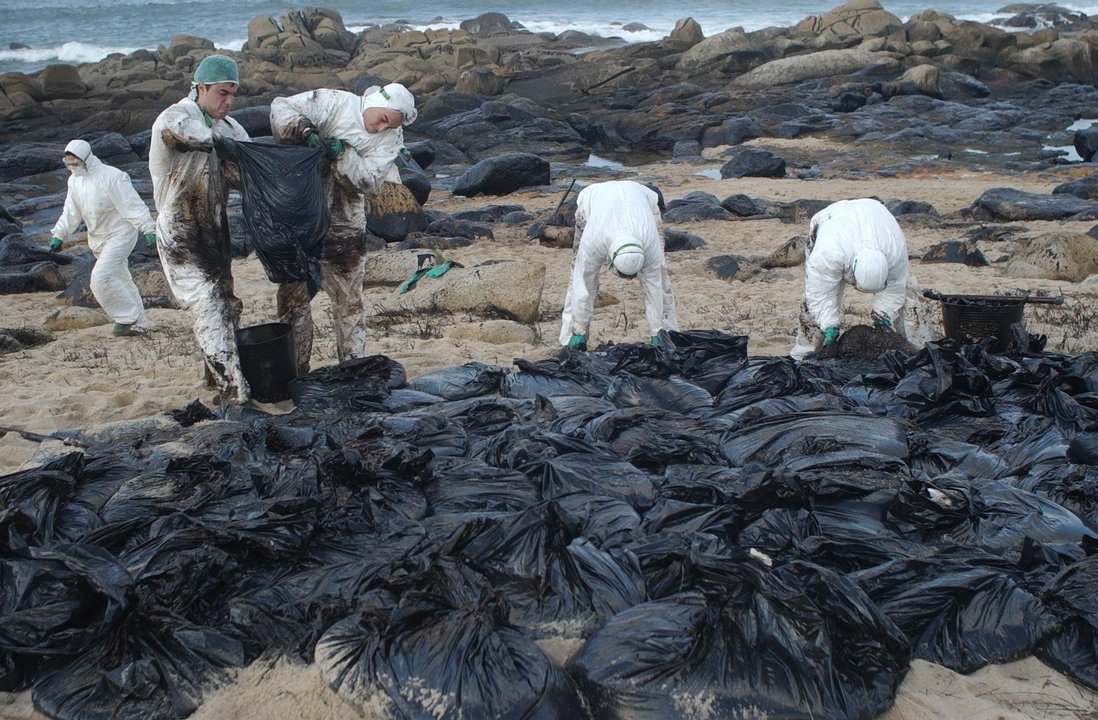 Voluntarios limpiando el fuel del Prestige en 2010 en una playa coruñesa.