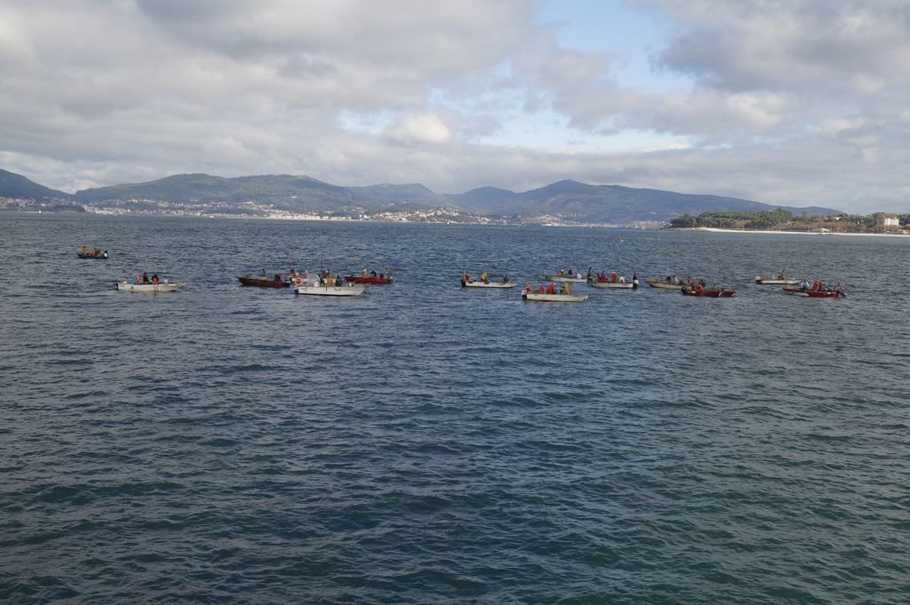 Barcos de marisqueo a flote en la Ría de Vigo, actividad que se vio afectada por el Prestige.