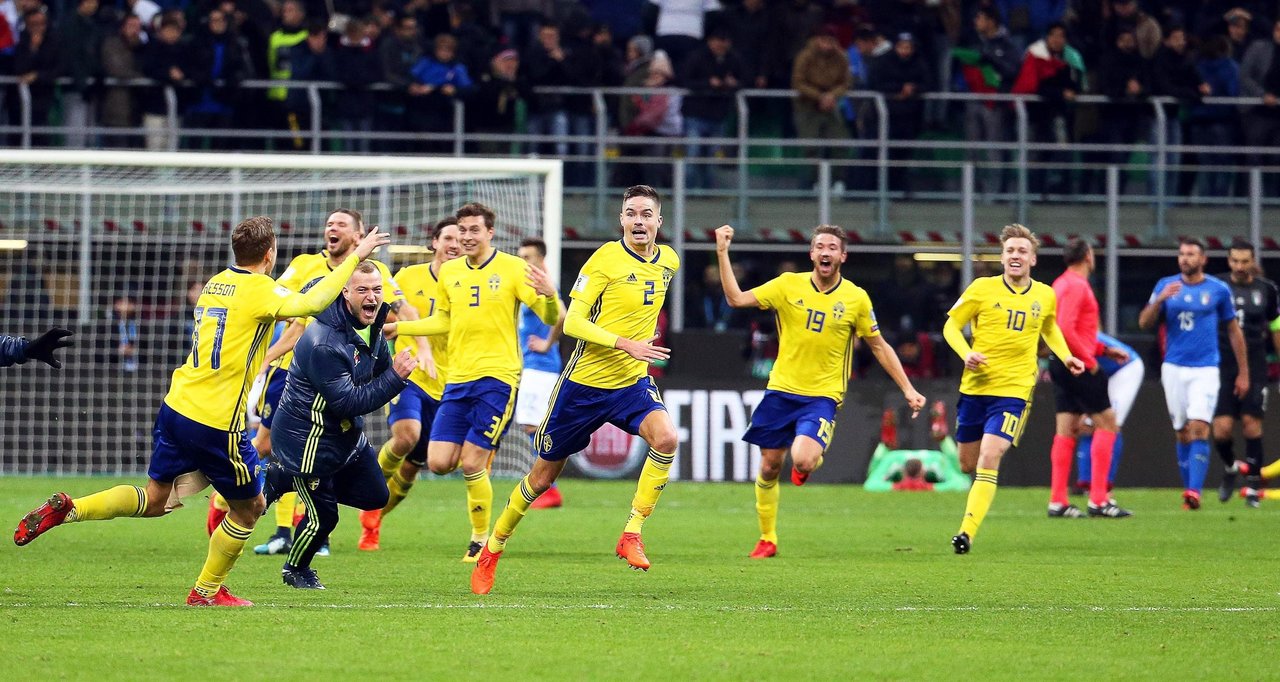 El céltico Guidetti corre junto a sus compañeros en la selección sueca al término del choque ante Italia.