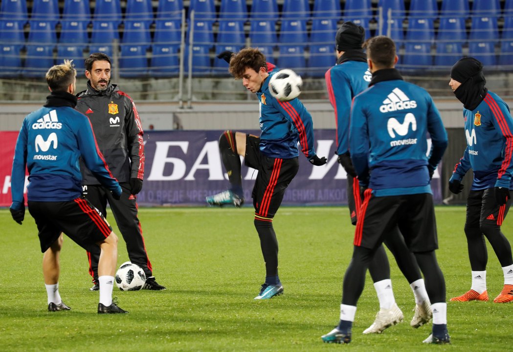 El frío marcó la sesión preparatoria que la selección española realizó ayer en Rusia.