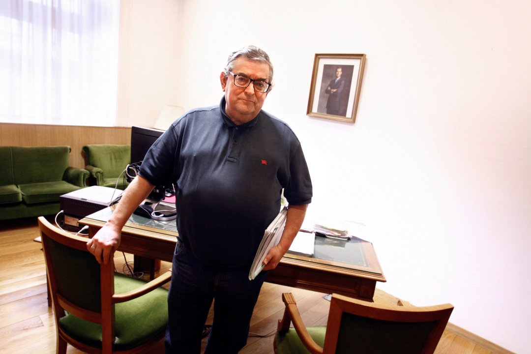 El magistrado Juan Luis Pía, en su despacho oficial en A Coruña.
