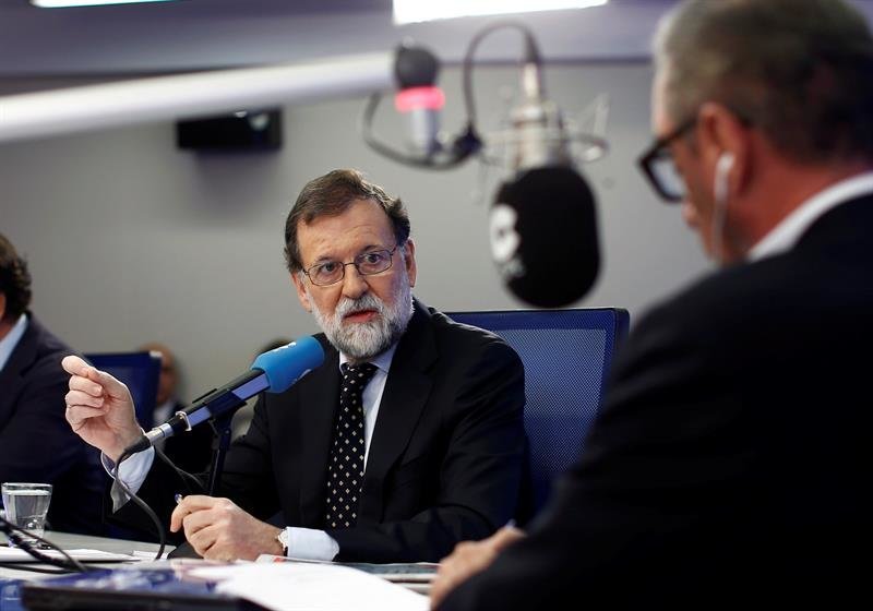 El presidente del Gobierno, Mariano Rajoy (i), durante la entrevista