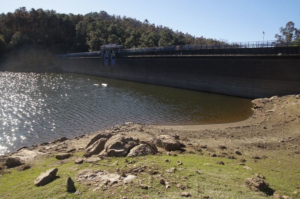La presa de Zamáns ayer, con el nivel del agua por debajo del 40 por ciento. Eiras se encuentra al 41,6 por ciento, según Augas de Galicia.