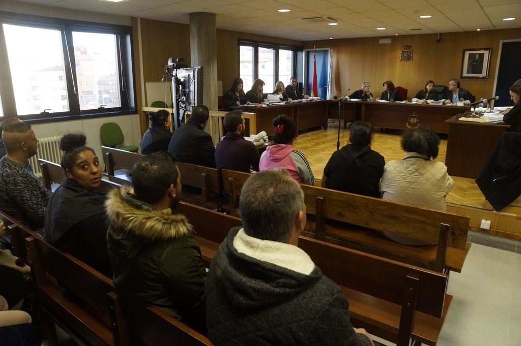 Los acusados, ayer, durante la vista en la sección quinta de la Audiencia en Vigo.